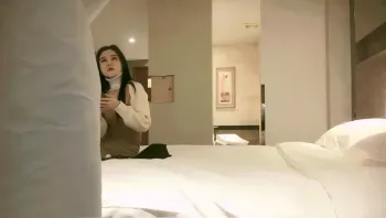 打扮挺性感大奶外围妹子，洗完澡穿上吊带包臀裙黑丝袜，撕裆掰穴摸逼骑乘嗯嗯叫-高清原版无水印